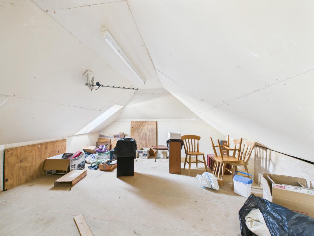 Lot: 50 - SUBSTANTIAL HOUSE DIVIDED INTO TWO FLATS WITH GARDENS AND PARKING - Attic room